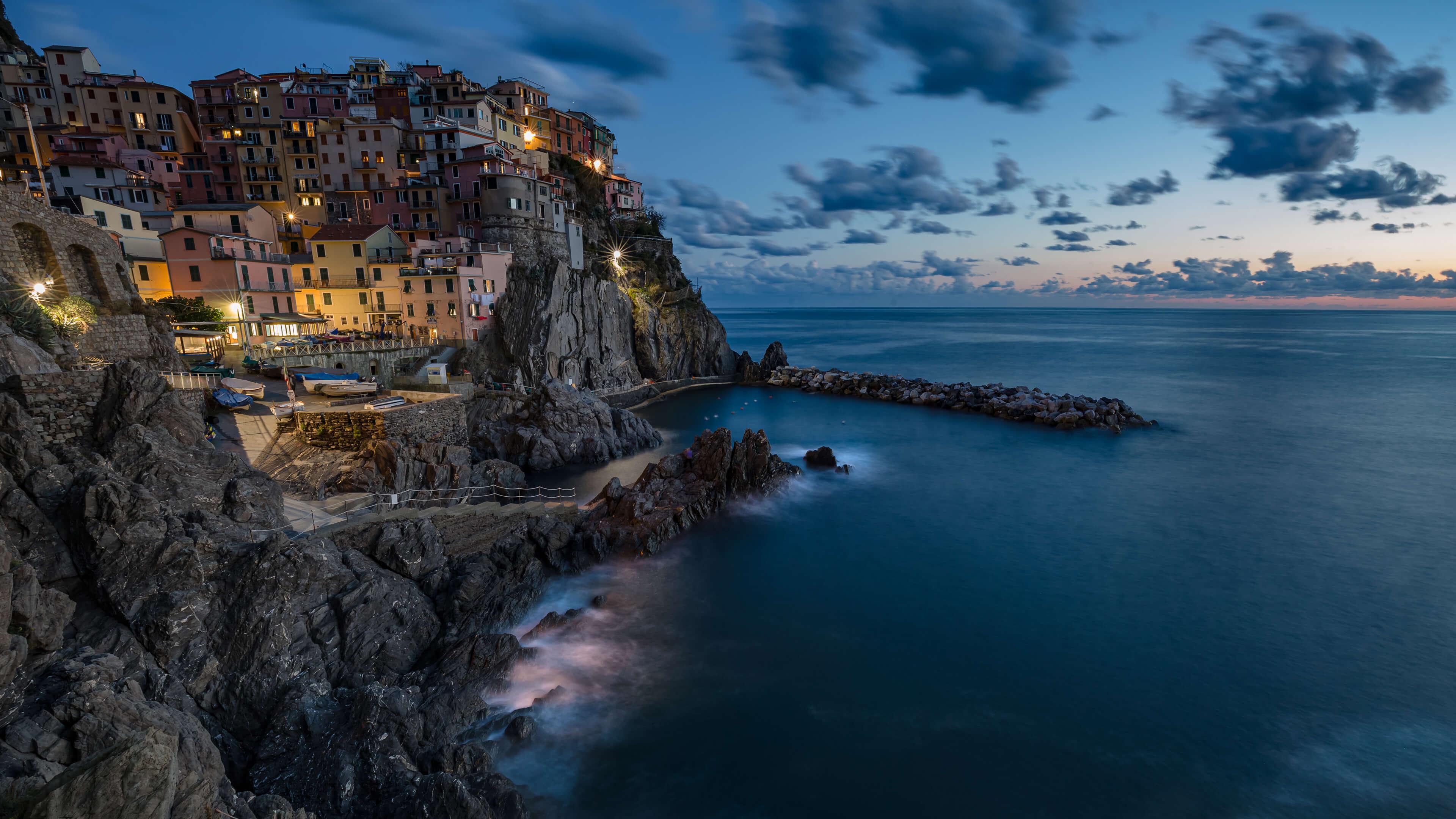 绝美海滨 黎明 海景 风景 灯光 自然 岩石 云 天空 日落 壁纸 3840×2160