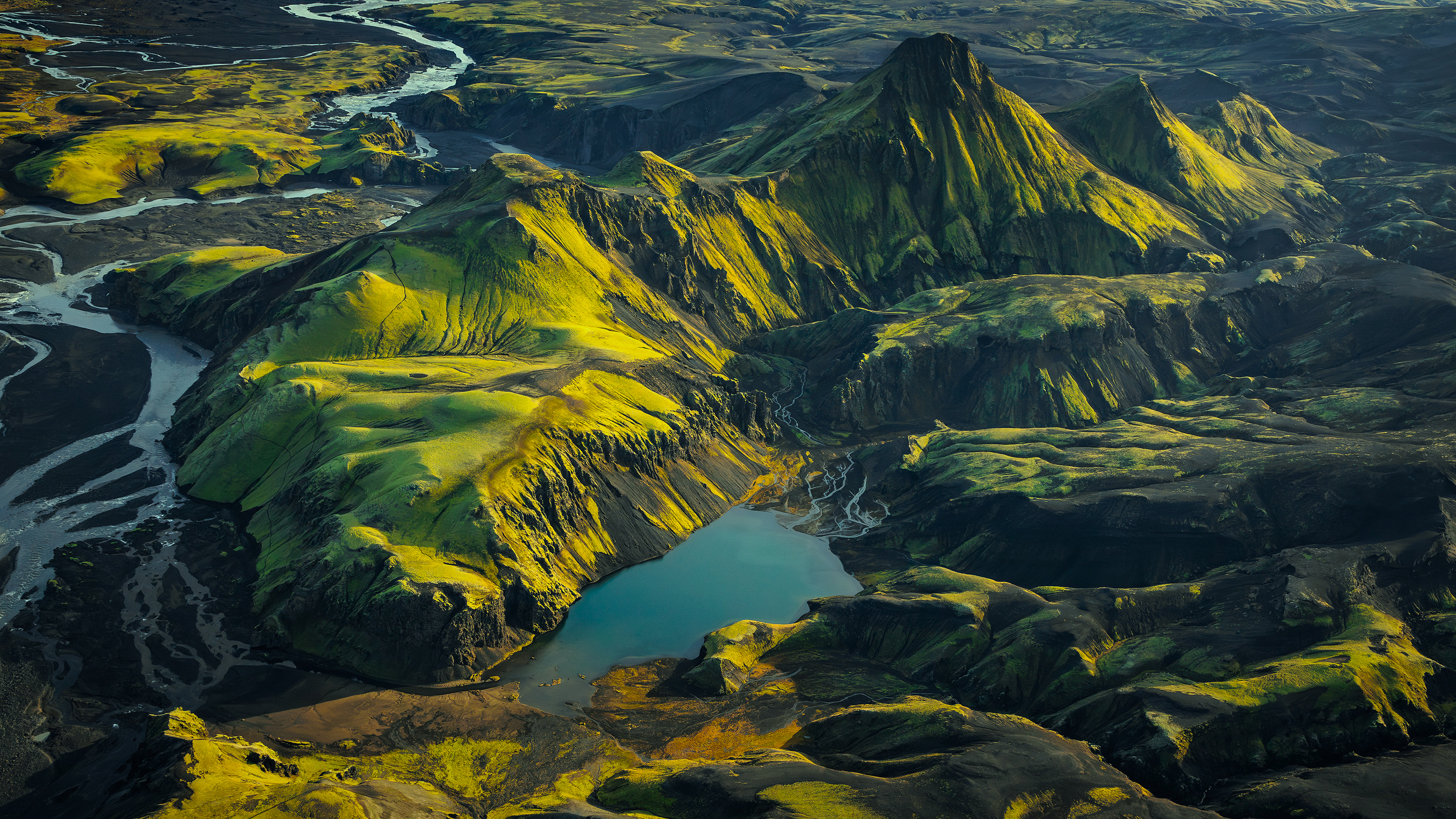唯美自然 景观 水 湖 山 丘陵 草 河 黑沙 手机壁纸 3840×2160