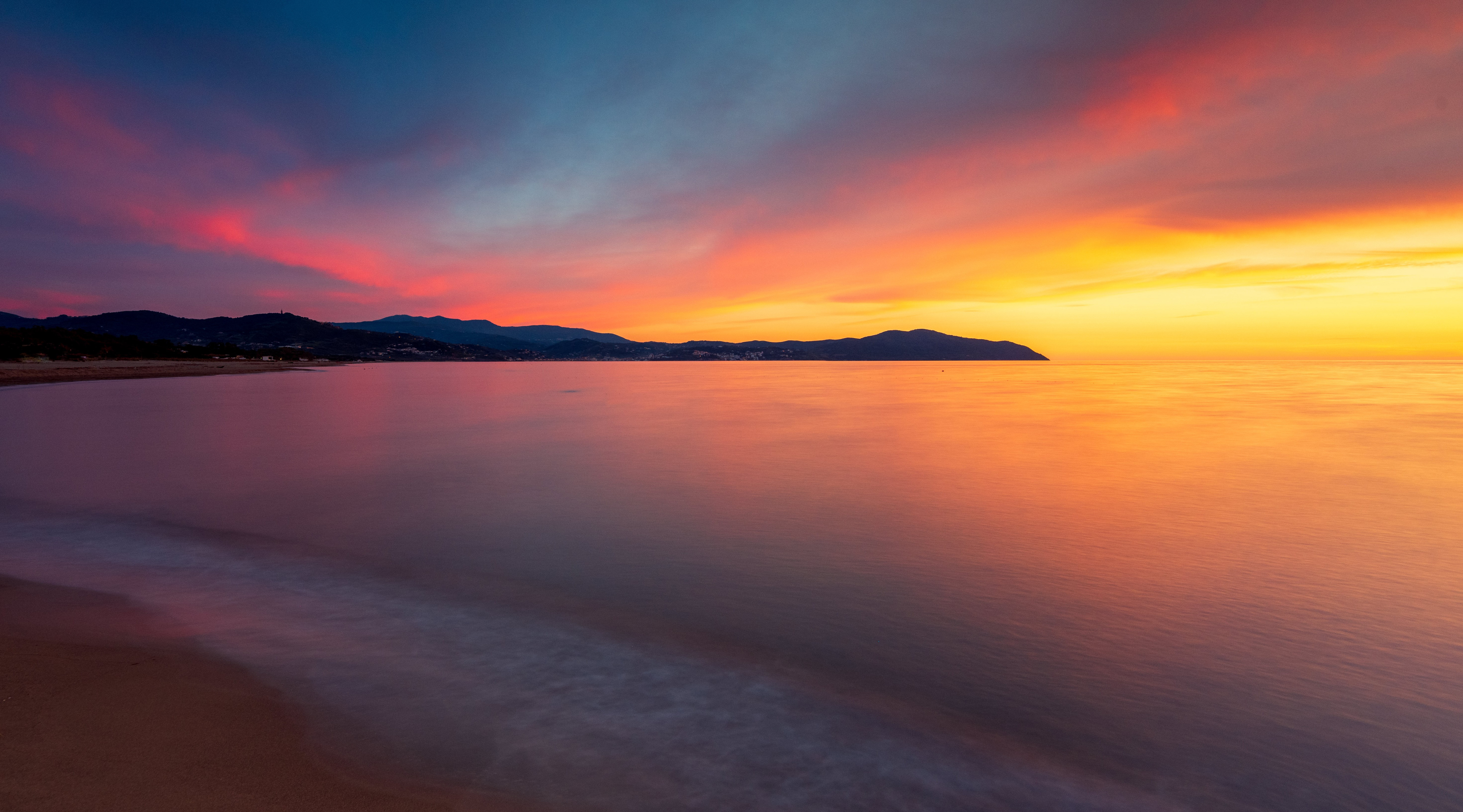 精选自然 景观 沙子 海滩 山脉 远景 云 天空 水 地平线 日落 壁纸 5884×3268