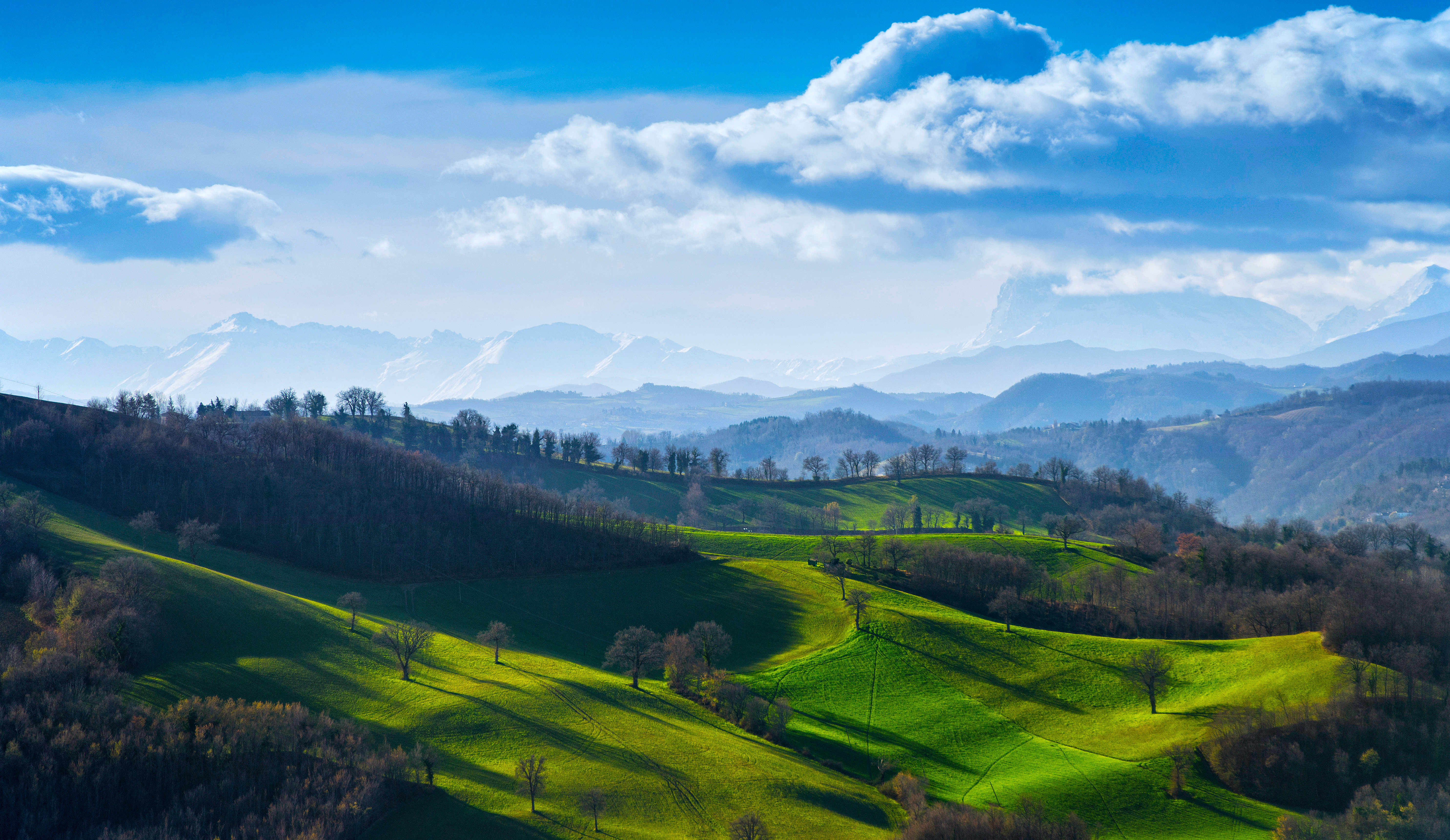 经典自然 风景 天空 云 草 田野 山丘 树木 阳光 远景 日出 森林 绿色 手机壁纸 5942×3444