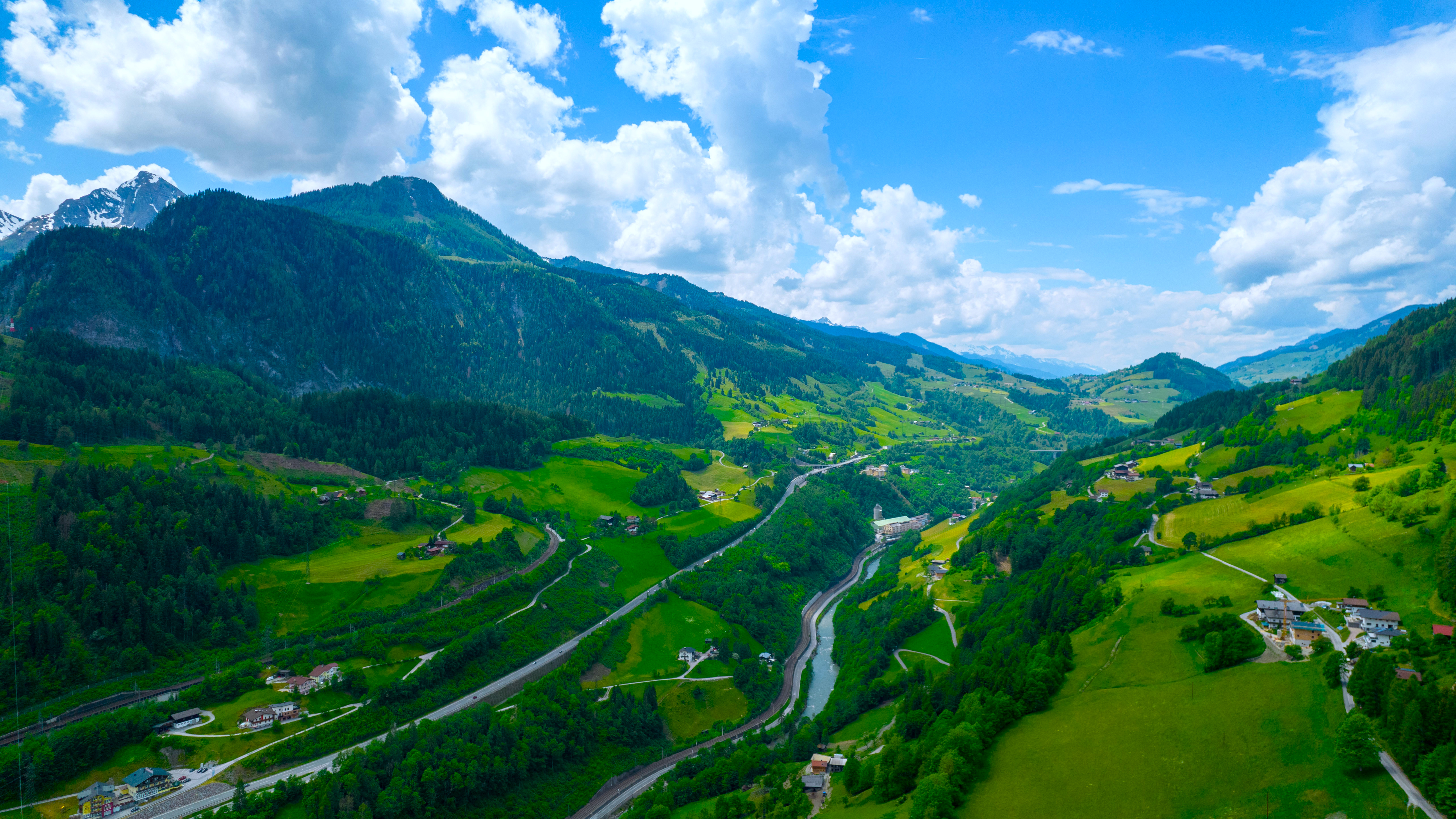 自然 景观 云 天空 树木 房屋 村庄 草 道路 远景 河流 绿色 山脉 4K壁纸 5120×2880