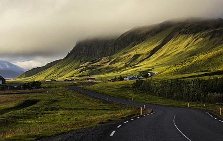 超清自然 风景 房屋 村庄 道路 草地 栅栏 云雾 山脉 桌面壁纸 6144×3456