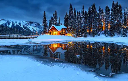 经典冬天 小屋 夜晚 房子 湖 水 树 雪 风景 松树 4K壁纸 6144×4090