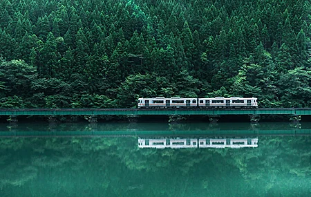 高清自然 景观 桥梁 树木 森林 树叶 倒影 火车 铁路 高山 桌面壁纸 3840×2160