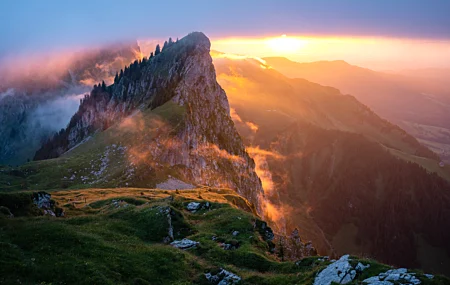 自然 风景 山脉 树木 云 天空 阳光 岩石 草 森林 山景 日出 4K高清壁纸 6000×4000