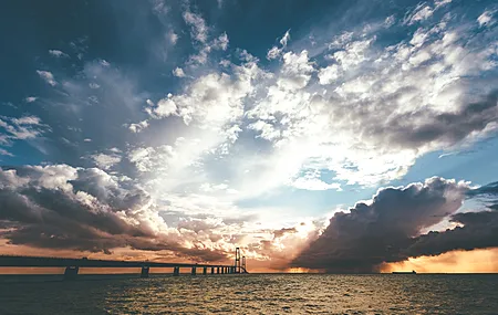 热门云 海 桥 水 天空 阳光 高清壁纸 5120×2880