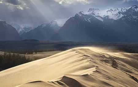 山脉 沙丘 阴天 云层 雪峰 多风 沙漠 沙子 阳光 壁纸 8256×5522