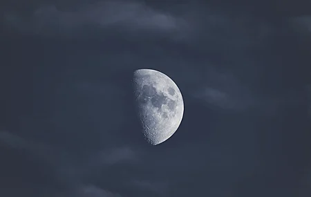 超清月亮 天空 极简主义 云彩 蓝色 电脑 壁纸 6240×4160