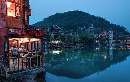 热门人物 中国 摄影 水 倒影 山 灯 丘陵 建筑 餐厅 湖南 电脑 高清壁纸 3840×2160