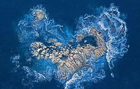 超清岩石 海浪 爱情 大海 心形 鸟瞰 电脑 4K壁纸 5384×3029