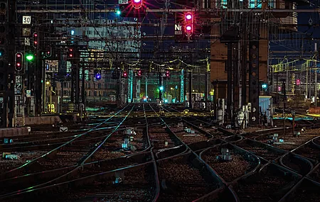 城市 城市灯光 铁路 铁路站台 夜间 赛博朋克 电脑 4K高清壁纸 4485×2989