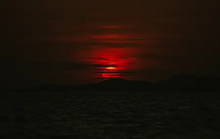 经典山脉 红日 黑暗 日落 太阳 大海 户外 壁纸 4751×3147