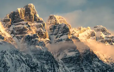 绚丽摄影 自然 风景 山脉 薄雾 岩石形成 雪 壁纸 7227×4820