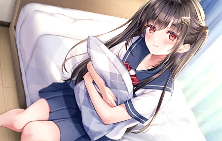 女学生 长发 微笑 坐着 动漫 动漫女孩 卧室 校服 枕头 床 抱枕 无水印壁纸 5000×3750