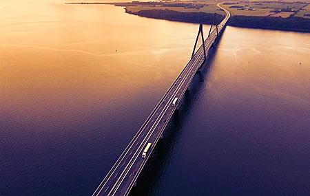 高清桥梁 道路 汽车 日落 傍晚 水 河流 公路 车辆 阳光 黄色 风景 高清壁纸 3840×2160