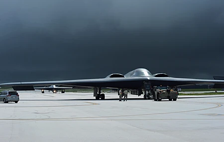 隐形 轰炸机 飞机 基地 军事 军装 空军 车辆 暴风云 桌面壁纸 4256×2832