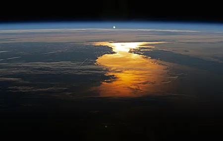 空间 太阳 地平线 大气 行星 4K高清壁纸 4928×2768