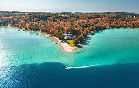 精选自然 景观 海岸 秋天 海 海滩 房子 船 码头 水 壁纸 4096×2728