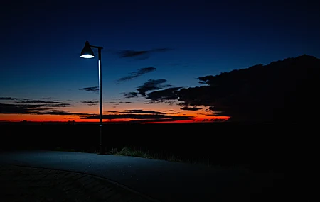 夜 灯光 黑暗 道路 路灯 日落 天空 云彩 桌面壁纸 3840×2400