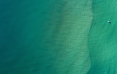 绝美海 船 水 海滩 自然 绿色 无人机 照片 极简主义 壁纸 3840×2160