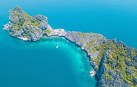 唯美摄影 岛屿 游艇 海洋 自然 水 岩石 树木 手机壁纸 3840×2160