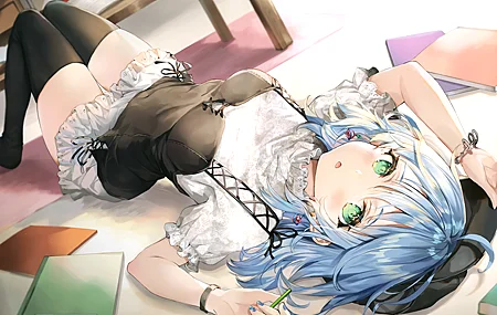 蓝头发 绿眼睛 仰卧 动漫 女孩 AI艺术 连衣裙 4K壁纸 4184×2862
