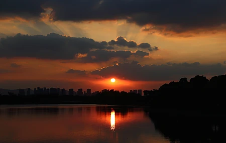 唯美阳光 夕阳辉光 日落 自然 中国 水 倒影 天际线 城市 风景 无水印壁纸 5472×3648