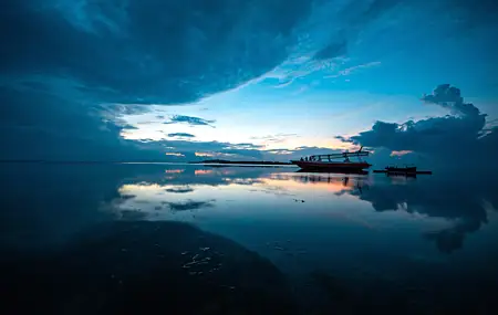 经典巴厘岛 蓝色 大海 水 天空 倒影 船 海滩 地平线 日落 无水印壁纸 6000×4000