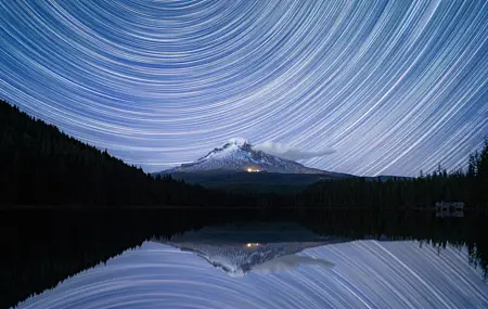 经典自然 风景 夜 星 黑暗 火山 山 松树 森林 湖 倒影 雪峰 摄影 云 壁纸 5898×4213