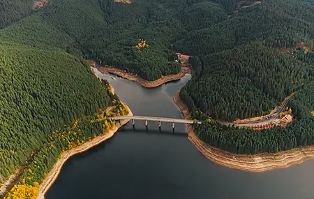 超清风景 自然 河流 水 桥梁 房屋 瀑布 户外 森林 4K壁纸 4000×3000