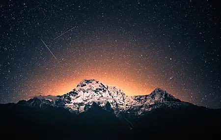 精选夜晚 天空 夜空 风景 户外 星星 太空 山顶 彗星 橙色 黄昏 山脊 雪 峰 发光 长相 夜景 繁星之夜 喜马拉雅山 4K壁纸 4240×2832