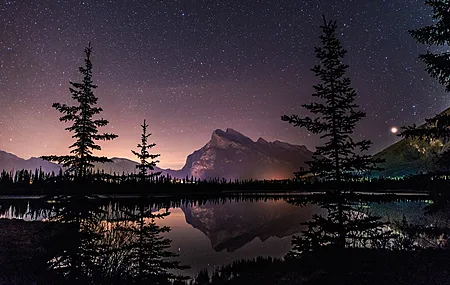 热门景观 湖 夜 植物 落基山脉 明星 自然光 反射 山 班夫国家公园 阿尔伯塔省 高清壁纸 3840×2160