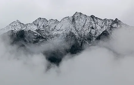山 雪 云 单色 风景 自然 雪峰 4K高清壁纸 5120×2880