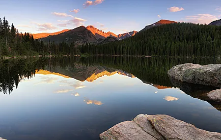 唯美熊湖 落基山国家公园 龙峰 湖泊 倒影 摄影 日落 风景 夕阳辉光 水 自然 树木 岩石 山脉 壁纸 6144×4280