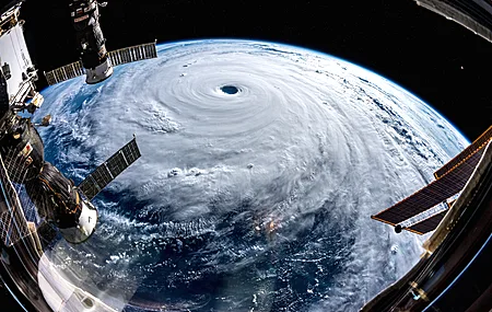 飓风 台风 气旋 螺旋 宇航局 国际空间站 地球 太空 自然 科学 空间站 云 行星 卫星 阳光 大气 摄影 风暴 风景 4K高清壁纸 5568×3712