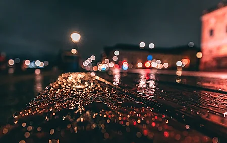 超清景深 城镇 潮 长凳 水滴 摄影 夜晚 灯光 模糊 壁纸 6144×4096