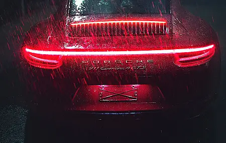 雨 跑车 保时捷 德国汽车 大众集团 尾灯 4K高清壁纸 3840×2160