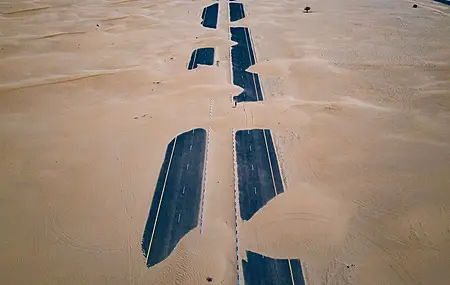 绝美沙尘暴 沙子 道路 阿联酋 米色 壁纸 3840×2160