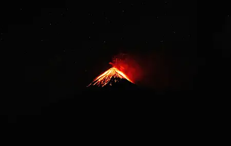 唯美火山 喷发 山脉 星星 熔岩 烟雾 自然 危地马拉 4K壁纸 3840×2160