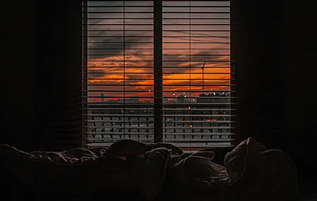 卧室 日落 窗户 电脑 4K壁纸 4096×3049