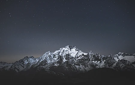 绝美风景 山脉 自然 夜晚 星星 雪帽 电脑 无水印壁纸 4702×3135