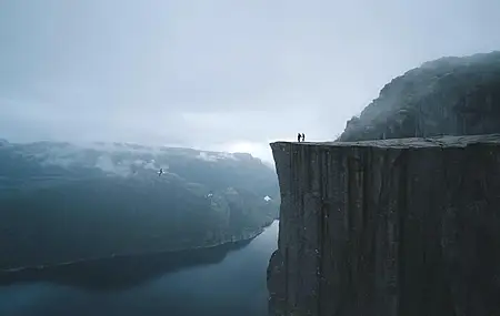 热门人 风景 自然 岩石 悬崖 水 薄雾 河流 电脑 高清壁纸 4240×2385