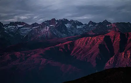 山脉 自然 风景 摄影 深色 红色 反射 电脑 桌面壁纸 3840×2160