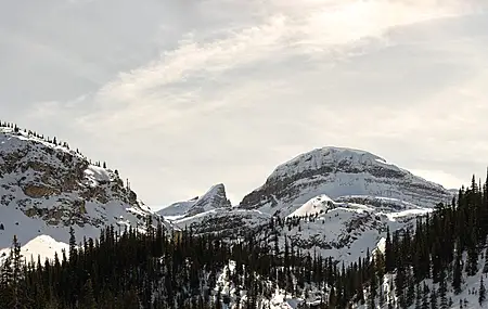 自然 景观 森林 雪 冬季 山脉 全景 悬崖 卷云 电脑贴纸 8K贴纸 手机壁纸 14837×6182