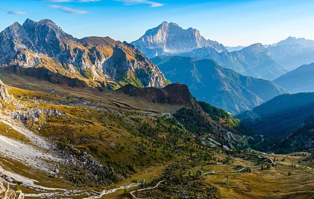 热门自然 风景 山脉 云 天空 岩石 道路 树木 森林 村庄 电线 阳光 阿尔卑斯山 电脑 壁纸 3840×2160