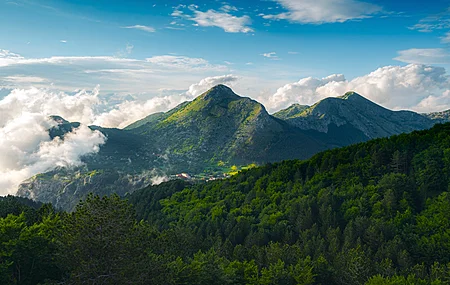 自然 风景 树木 云 天空 村庄 房屋 山脉 森林 黑山 空间 电脑 无水印壁纸 3840×2160