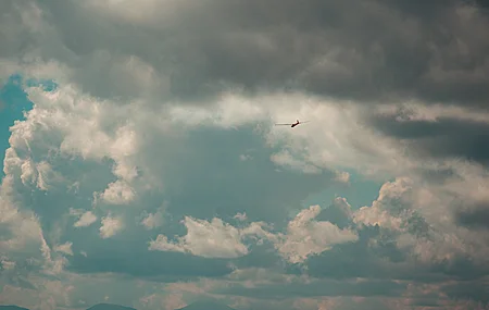 云 飞机 天空 极简主义 景观 壁纸 4096×2730