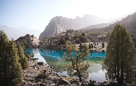 湖泊 自然 山脉 树木 薄雾 岩石 森林 景观 4K高清壁纸 5849×3899