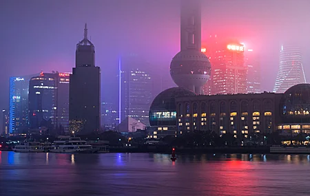 唯美景观 城市 建筑 公寓 船 渡轮 树木 雾 灯光 夜 天际线 摩天大楼 霓虹灯 手机壁纸 3840×2160