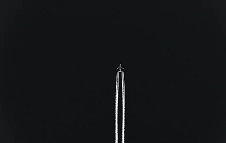 热门飞机 天空 烟雾 简单背景 黑色背景 极简主义 单色 高清壁纸 3840×2160